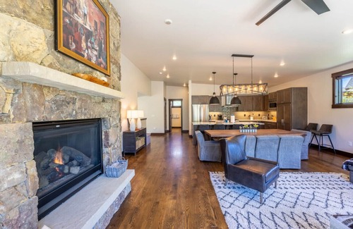 Silverthorne House | Cabin in the Sky - Pet Friendly & Close to Clubhouse!
