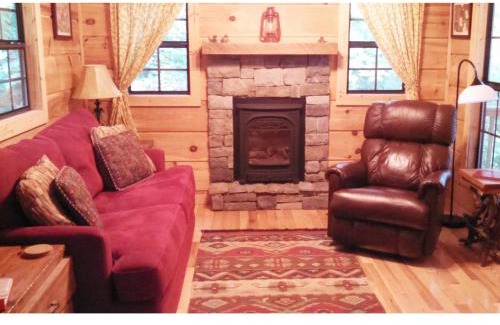 Hendersonville House | Cabin in the Treetops-Peaceful 1BR 20-Acre Rural Retreat-HotTub&WiFi near Asheville