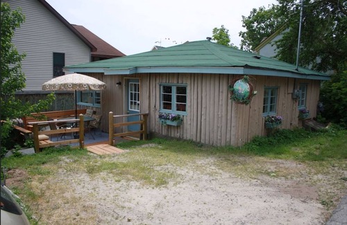 Suttons Bay Cabin | Cabin in the Village
