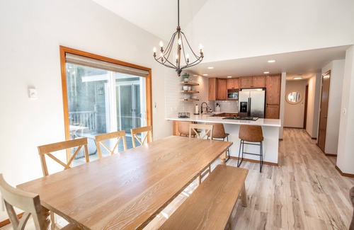 Ronald House | Cabin in the Woods- Family Friendly, Private Hot Tub