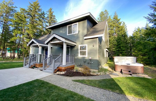 Ronald House | Cabin in the Woods- Family Friendly, Private Hot Tub