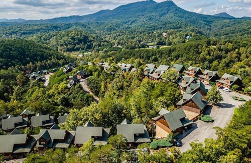 Sevierville House | Cabin-n-Smokys! Indoor Resort Pool Views Hot Tub Game Room