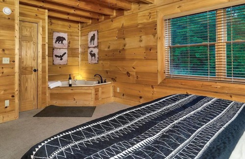 Sevierville House | Cabin-n-Smokys! Indoor Resort Pool Views Hot Tub Game Room