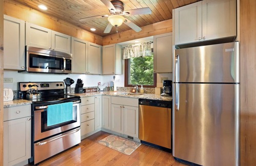Blowing Rock Cabin | Cabin near BR/Boone, fire pit, WIFI, secluded, nearby hikes, and VIEWS!