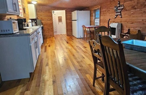 Oak Grove Cabin | Cabin near Branson, Lampe, Top of the Rock, Silver Dollar City & Table Rock Lake