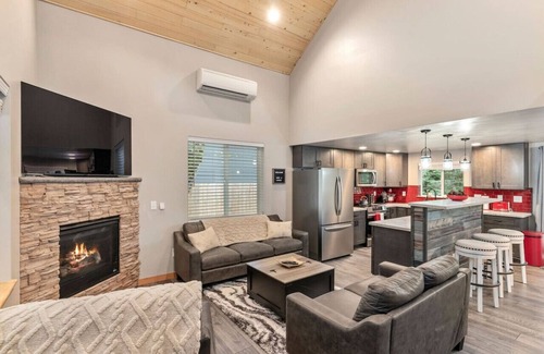 Paradise Estates Cabin | Cabin near Mt Rainier w/Jetted Tub, Hot Tub, EV!