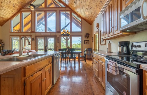 Helen House | Cabin near wineries, hiking, fishing, kayaking, antiquing and more.
