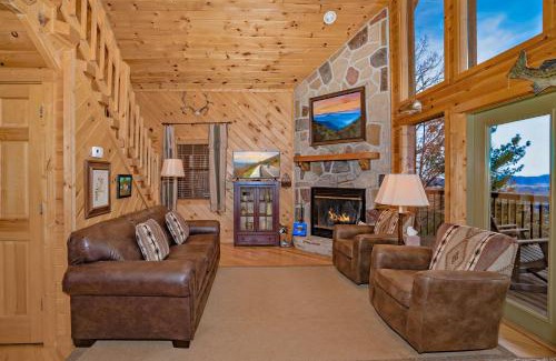Wears Valley House | Cabin Of Many Colors, Hot Tub, Mtn Views, Cozy Cabin Retreat in the Smokies Comfort & Fun for All!