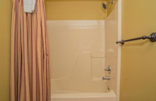 Wears Valley House | Cabin Of Many Colors, Hot Tub, Mtn Views, Cozy Cabin Retreat in the Smokies Comfort & Fun for All!