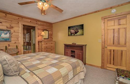Wears Valley House | Cabin Of Many Colors, Hot Tub, Mtn Views, Cozy Cabin Retreat in the Smokies Comfort & Fun for All!