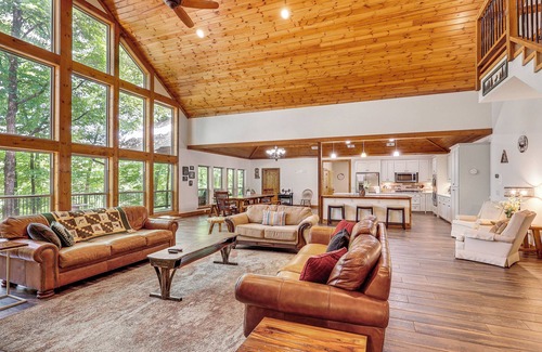 Golden Cabin | Cabin on 23 Acres w/Creek Access in Broken Bow