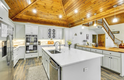 Golden Cabin | Cabin on 23 Acres w/Creek Access in Broken Bow