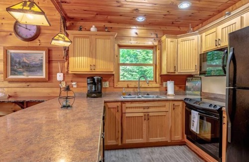 Albany Cabin | Cabin on Dale Hollow - Park your boat on shore and walk up to the cabin.