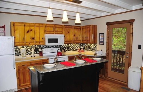 Murphy Cabin | Cabin on Hiawassee River 1 Mile from Campbell Folk School