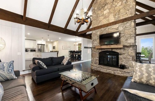 Hendersonville Cabin | Cabin on the Hill - North Nashville Stunner!