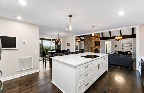 Hendersonville Cabin | Cabin on the Hill - North Nashville Stunner!
