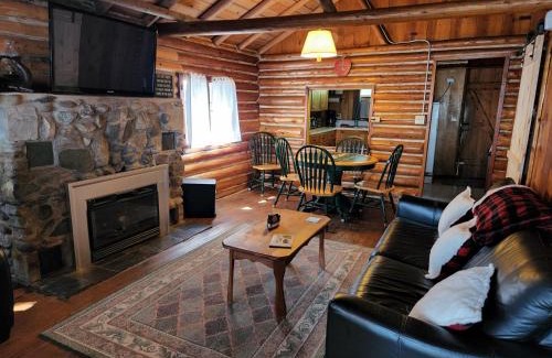 Williamsburg House | Cabin on the Lake
