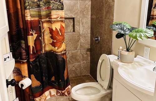 Wetumpka Cabin | Cabin Retreat 10 min to the Casino & Downtown Water Park White Water Rafting!
