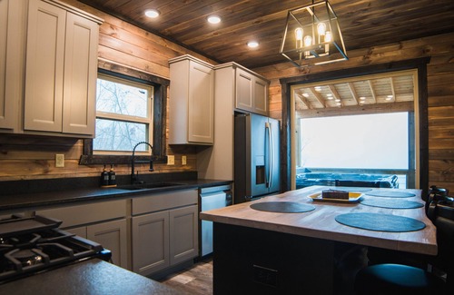 Jasper Cabin | Cabin retreat in the Ozark mountains-4 miles from downtown Jasper Dog Friendly!