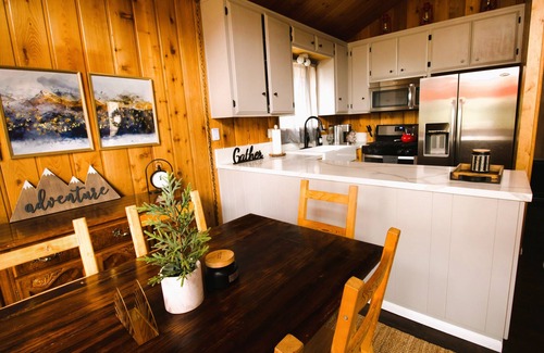 Running Springs Cabin | Cabin - Rustic Glam + Game Room + Views +Workspace- Minutes from attractions