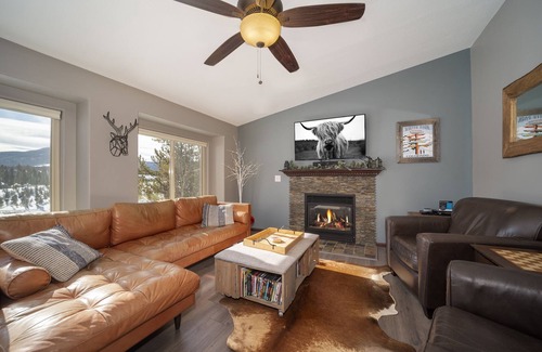 Grand View Highlands House | Cabin Serenity: Perfect for Ski Trips with Pets