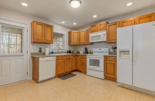 Cartersville House | Cabin Style & Cozy Back Deck Near LakePoint PBR