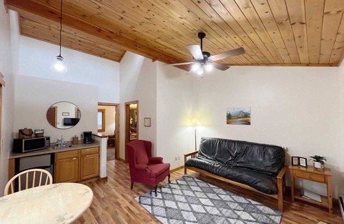 Woodland Park Bed & Breakfast | Cabin Suite Bed & Breakfast