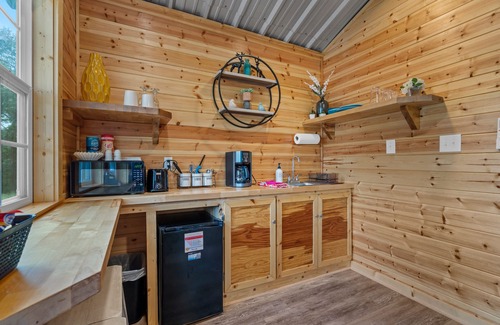 Mid America Cabin | Cabin #5 @ Rock Creek Cabins! Pet Friendly! Minutes to Shopping & Dining!