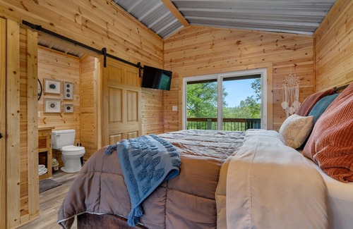 Mid America Cabin | Cabin #5 @ Rock Creek Cabins! Pet Friendly! Minutes to Shopping & Dining!