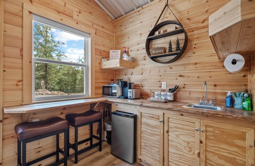 Rockwell Cabin | Cabin #3 @ Rock Creek Cabins! King Bed! 15 min. from Hot Springs National Park!