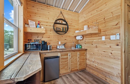 Rockwell Cabin | Cabin #3 @ Rock Creek Cabins! King Bed! 15 min. from Hot Springs National Park!