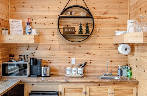 Rockwell Cabin | Cabin #3 @ Rock Creek Cabins! King Bed! 15 min. from Hot Springs National Park!