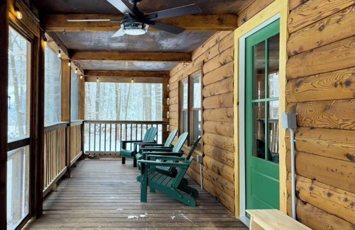 Lake Arrowhead Cabin | Cabin w/AC at Lake Arrowhead: Firepit, Fishing, and Movie Screen