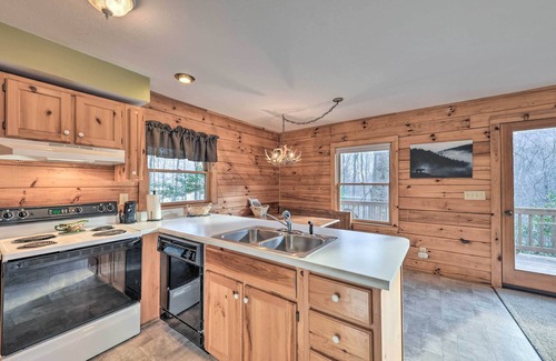 Valley Creek Run Cabin | Cabin w/Fire Pit: 5 Mi to Cataloochee Skiing