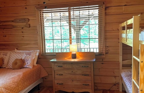 Friendship Cabin | 𝑪𝒂𝒃𝒊𝒏 𝒘/𝒇𝒊𝒔𝒉𝒊𝒏𝒈 𝒑𝒐𝒏𝒅 𓆡 /𝒈𝒂𝒎𝒆 𝒓𝒐𝒐𝒎 /𝒔𝒍𝒆𝒆𝒑𝒔 8