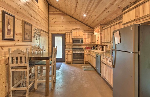 Broken Bow Cabin | Cabin w/Hot Tub - Near Broken Bow Lake & Hiking!
