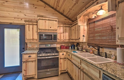 Broken Bow Cabin | Cabin w/Hot Tub - Near Broken Bow Lake & Hiking!