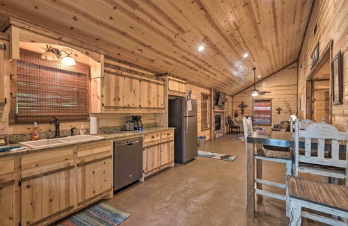 Broken Bow Cabin | Cabin w/Hot Tub - Near Broken Bow Lake & Hiking!