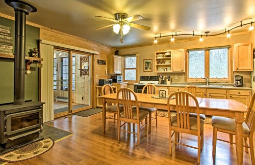 Wisconsin Dells Cabin | Cabin w/ Kayaks Situated on the Wisconsin River!