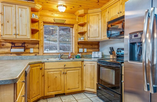 Harbor Village Cabin | Cabin w/Scenic Views, W/D, Central AC, WiFi, Deck, Ping-Pong, and Gas Grill