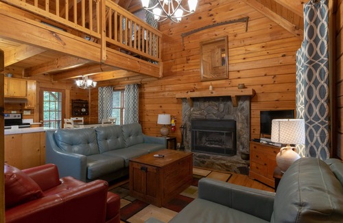 Pine Mountain Cabin | Cabin with a fire place in the woods