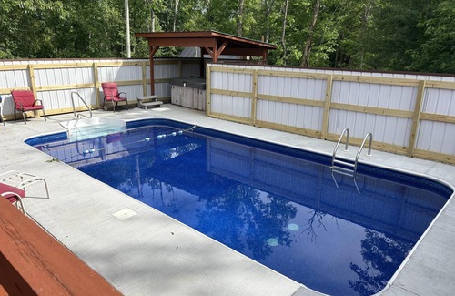 Rogers Cabin | Cabin with a pool, hot tub and wi-fi located close to Natural Bridge State Park