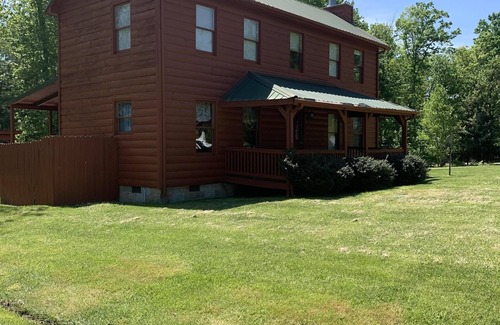 Rogers Cabin | Cabin with a pool, hot tub and wi-fi located close to Natural Bridge State Park