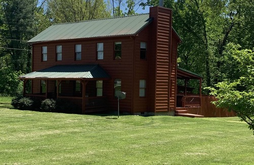 Rogers Cabin | Cabin with a pool, hot tub and wi-fi located close to Natural Bridge State Park