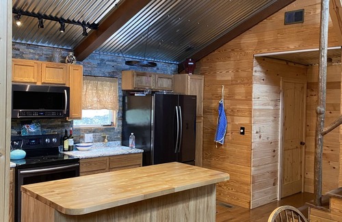 Hot Springs Cabin | Cabin with a view! Walk to Appalachian Trail