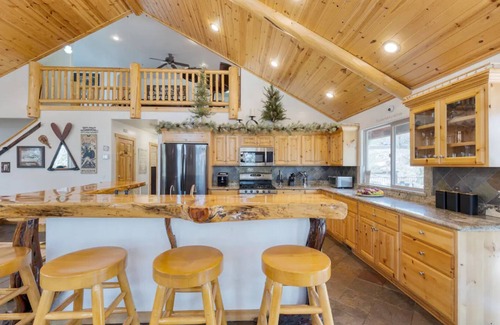 Castle Glen Estates Cabin | Cabin with Air Conditioning, Pool Table, BBQ