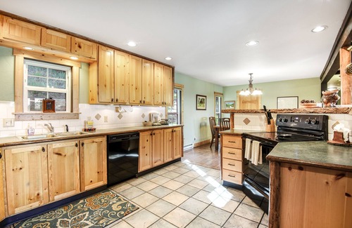 Estes Park Cabin | Cabin with an amazing mountain view, gas fireplace, two decks, & WiFi