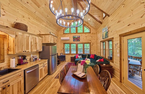 Sewanee Cabin | Cabin with Fishing Pond and Gorgeous Bluff Views!