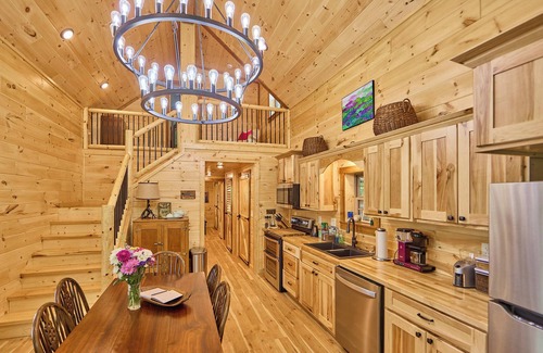 Sewanee Cabin | Cabin with Fishing Pond and Gorgeous Bluff Views!