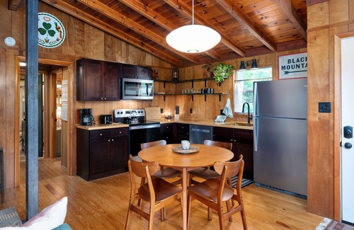 Ridgecrest Cabin | Cabin with Mountain View, Fireplace, Screened Porch and Fire Pit near Asheville